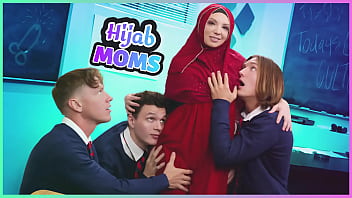 Gadis Berhijab Yang Hot Melayani Tiga Pria Sekaligus