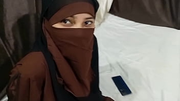 नंगी मुस्लिम बहन ने अपने सौतेले भाई के साथ बिस्तर पर हिजाब उतारकर जंगली चुदाई की