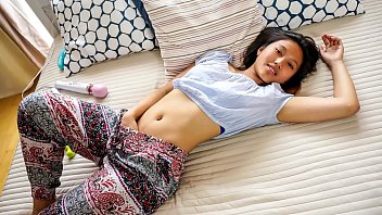 Perburuan Puncak Kenikmatan – May Thai, Gadis Asia Seksi, Mengejar Klimaks Erotis Dengan Getaran Vibrator