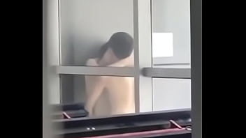 北邮体育馆激情门事件，男女学生偷欢被拍