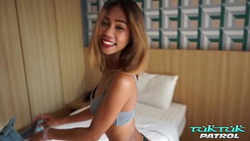 Tuktuk Patrol Bangkok: Thai Babe Montok Dihujani Kontol Gede Sampai Penuh