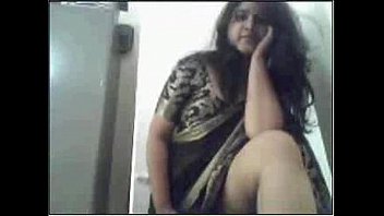 Tante India Melepas Pakaian Dengan Gerakan Menggoda
