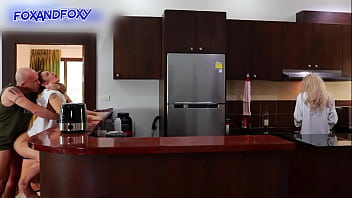 Nyaris Ketahuan Ngocok Anus Istri Sampai Muncrat Di Dapur Dekat Ibu Mertua Lagi Masak Sarapan