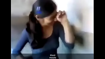 Gadis Desi Seksi Membuka Baju Dengan Menggoda