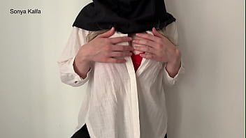Sekretaris Berhijab Yang Seksi Menggoyang Atasan Untuk Naik Gaji