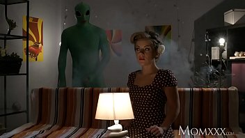 Ibu Rumah Tangga Kesepian Digerogoti Alien Hingga Meraung-raung Di Malam Halloween