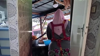 Ibu Rumah Tangga Muslim Berbadan Montok Dan Menggoda