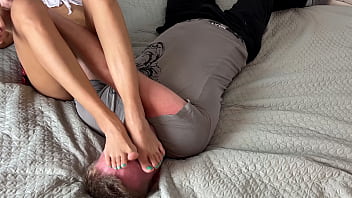 Kaki Dewi Asia Menjepit Wajah Dan Tangan, Menguasai Sepenuhnya Dengan Dominasi Kaki Yang Tak Tertahankan