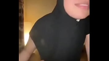 Menggila Dengan Memek Sempit Dan Kontol Besar Di Balik Jilbab