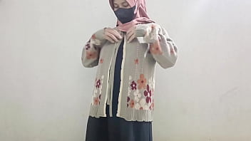 Perempuan Berhijab Menggoda Diri Dengan Mentimun Yang Menggairahkan