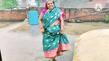 Bhabhi Basah Kuyup Digilir Keras Di Tengah Hujan Deras Dengan Suara Erangan Hindi Yang Panas