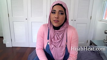Kakak Tiriku Yang Montok Dan Seksi Menggodaku Dengan Hummus Demi Kenikmatan Lain