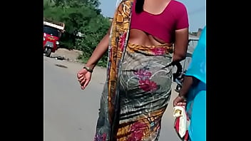 Paha Bergoyang Menggoda Di Balik Sari