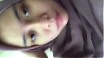 Gadis Berjilbab Mandiri Menggapai Impian Karier