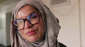 Perempuan Berhijab Cosplay Digituin Hidungnya Sampai Tembus Tenggorokan