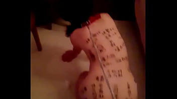 Keparat Jalang Penggila Kontol, Pantatnya Dikunci Dan Dirantai Sambil Merangkak Dengan Tubuh Penuh Tulisan Mesum