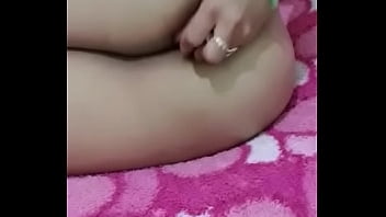 Memasukkan Mainan Anal Yang Menggairahkan