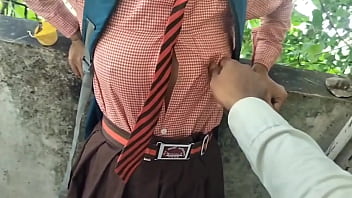 Gadis Desa Lokal India Yang Cantik Dan Seksi, Adegan Panas Di Luar Ruangan Saat Masih Berseragam Sekolah