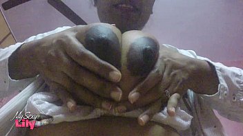 Gadis India Lily Dengan Payudara Besar Dan Montok Yang Menggoda