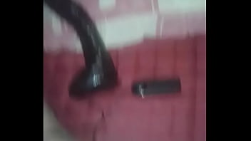 Mami Indonesia Menggila, Dildo Hitam Besar Menancap Dalam Memek Basah Yang Menganga