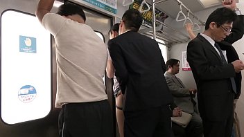 電車で痴漢に弄ばれる熟れた五十路母・福富りょうの疼く肉体