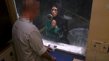 Gadis Pengungsi Muslim Cantik Minta Pertolongan, Malah Dikasih Kontol