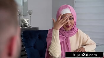 Gadis Muslim Mungil Bergairah Bercinta Dengan Hijab Yang Tetap Terpasang