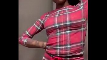 Gadis Asia Menggoyangkan Pantat Montoknya Yang Ranum Sambil Bergoyang Di Instagram Live Mengikuti Lagu Barunya, Dengan Gerakan Mulut Yang Menggoda