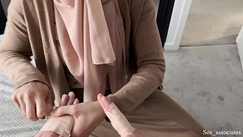 Ibu Tiri Arab Membantu Putranya Yang Tangannya Patah Dengan Cara Yang Menggoda