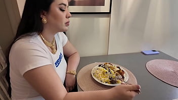 Adik Tiri Turki Bergoyang Pantat Besar Digoyang Kakak Tiri Usai Makan Siang – Video Panas Amatir