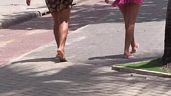 Puta Gostosa Exibindo O Rabo Na Praia, Que Delícia De Bunda!