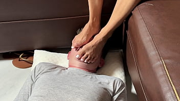Wajah Suamiku Dihiasi Kaki-kaki Dewi Asia Yang Mendominasi