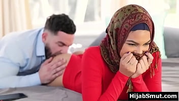 Kakak Tiriku Yang Muslimah Perawan Diajari Adik Tirinya Cara Bercinta