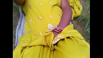 Gadis Seksi Di Ladang Dengan Suara Hindi Yang Menggairahkan