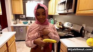 Gadis Muslim Ebony Belajar Teknik Mengulum Penis Dengan Gaya Liar