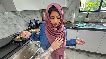 Istri Berhijab Seksi Putus Asa Selamatkan Pernikahan Dengan Belajar Ngentot Mulut Dan Bicara Kotor