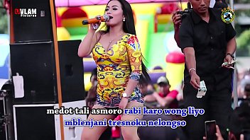 Tarian Erotis Dua Penyanyi Cantik Menggila Di Atas Panggung Dikelilingi Banyak Lelaki
