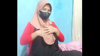 Gadis Berhijab Menggoda Menggila, Mengguncang Dildo Hingga Puncak Kenikmatan