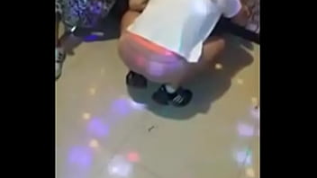 Pesta Di Karaoke, Gadis Cantik Melepas Celana Dalam Dan Menggoyangkan Pantatnya