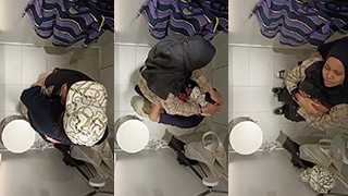 Gadis Berhijab Menggoda Di Balik Pintu Kamar Ganti
