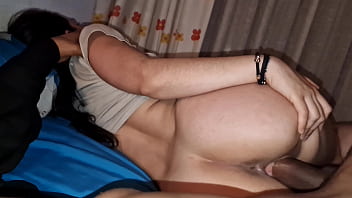 Mi Madrastra De Nalgas Enormes Accede A Que Me Acueste En Su Cama Cuando Mi Papá Sale A Trabajar