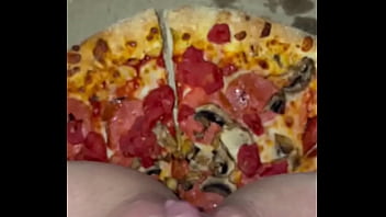 Gadis Arab Muda Di Los Angeles Mainkan Dirinya Dengan Pizza, Cokelat, Es Krim, Persik, Dan Keju – Kompilasi Fetish Panas