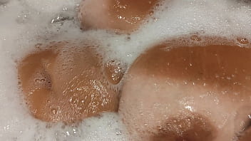 Adik Tiri Yang Panas Dan Kecokelatan Menggoda Di Kamar Mandi Usai Liburan Di Turki