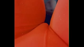 Tayangan Langsung Dari Gym: Celana Ketat Memperlihatkan Bentuk Memek Yang Menggoda