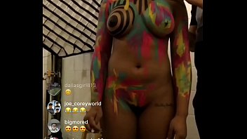 Payudara Terbuka Saat Live Instagram