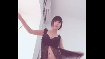 Gadis Tionghoa Menggoyang Tubuhnya Dengan Sensual