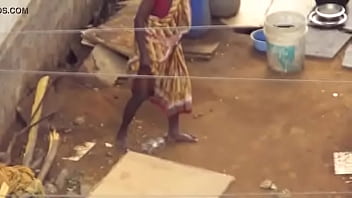 Desi Berdiri Kencing Dan Memancurkan Air Seni