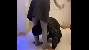 Gadis-gadis Tiongkok Yang Menggoda Mempermalukan Budak Fetish Dengan Cara Yang Sangat Sensual