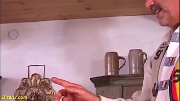Ibu Jerman Digoyang Dua Kepalan Di Lubang Pantatnya