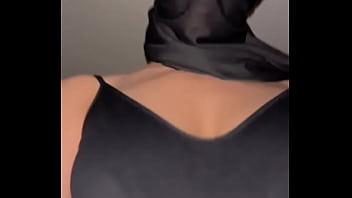 Gadis Arab Berjilbab Mengelus-elus Payudaranya Perlahan • Solo Muslimah Mesum Memuja Buah Dadanya